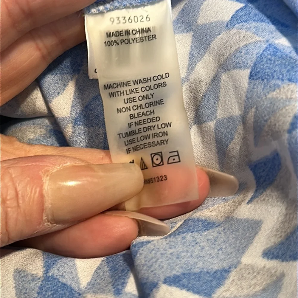 Vince Camuto Blue and White Geometric Print Blouse - Picture 5 of 5